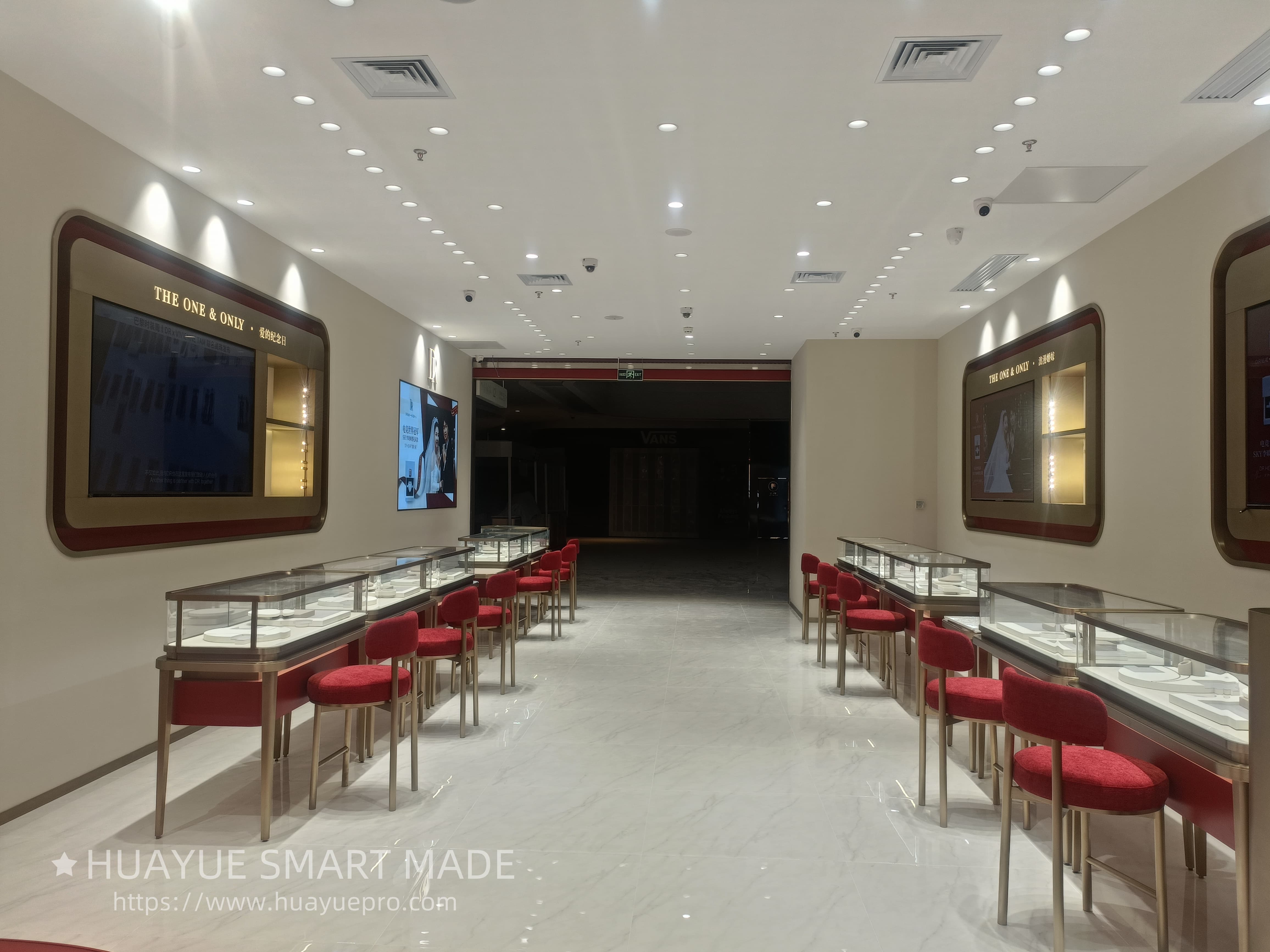 Design and installation example of a jewelry brand store