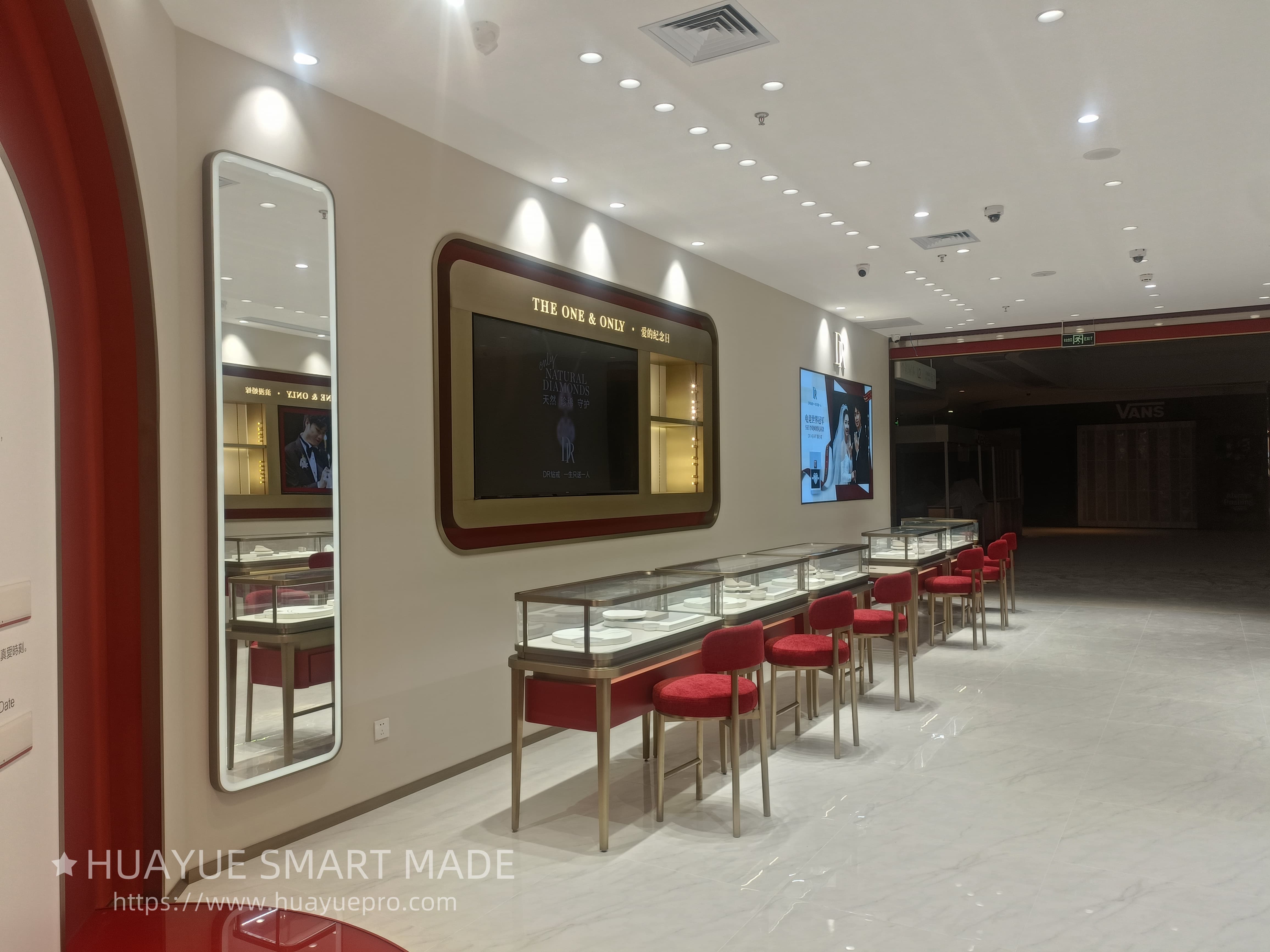 Huayue smart made Crafts a Dazzling Jewelry Pop-Up Experience for DR