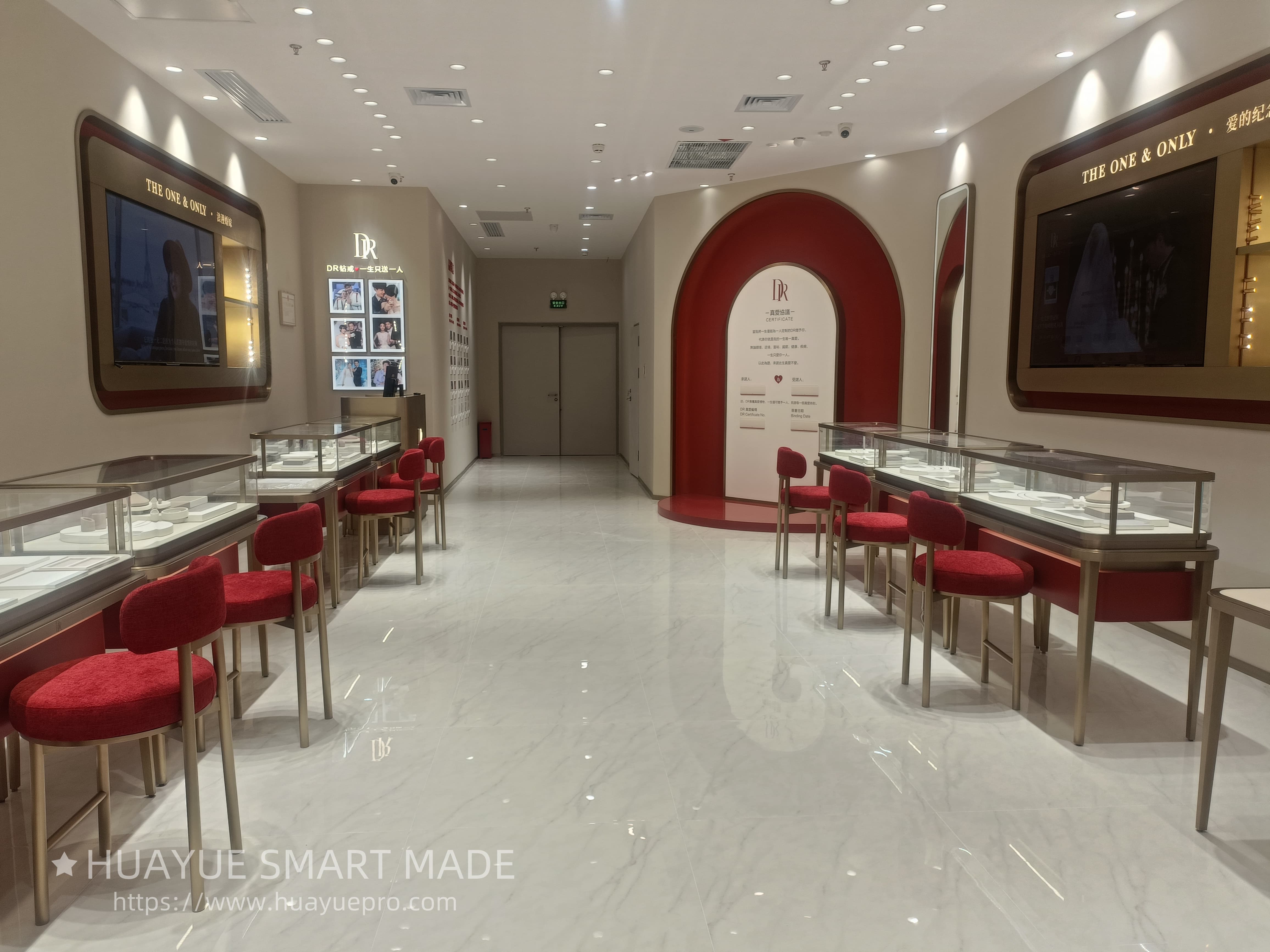 Design and installation example of a jewelry brand store