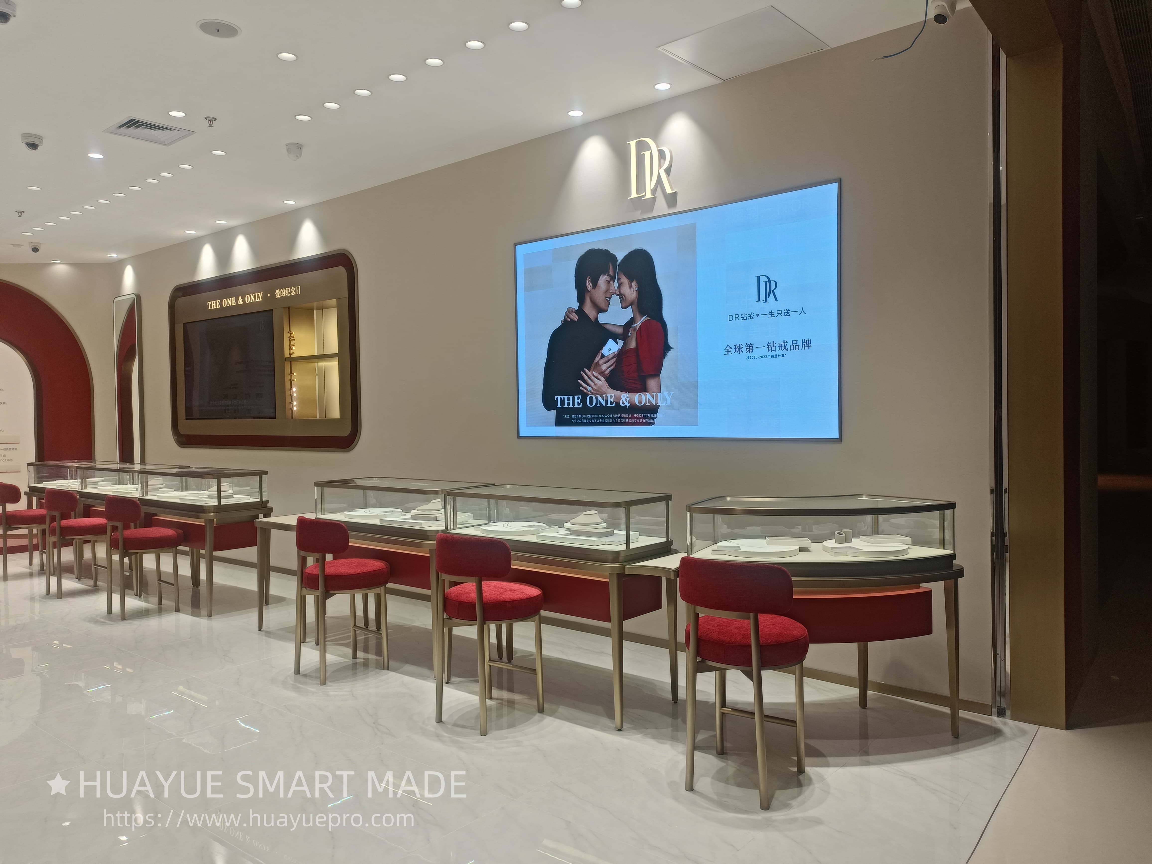 Design and installation example of a jewelry brand store