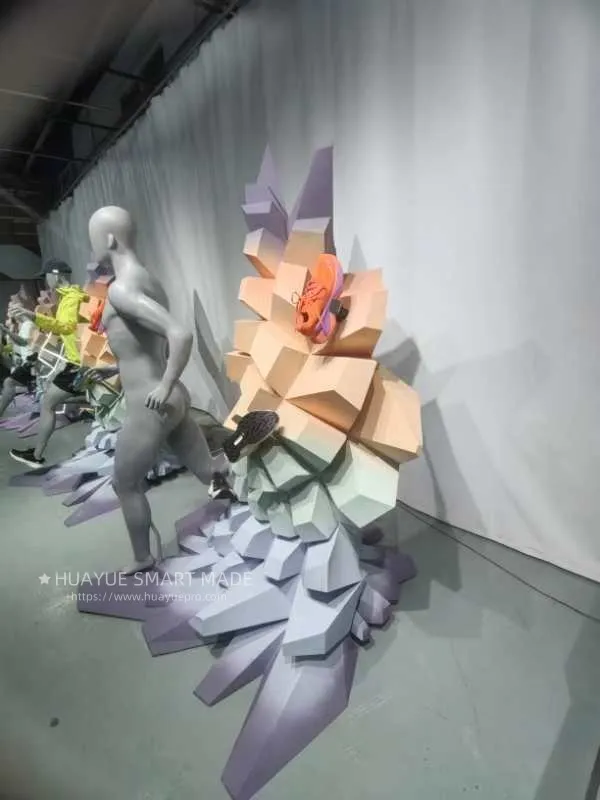 Ropa y calzado deportivo exhiben accesorios