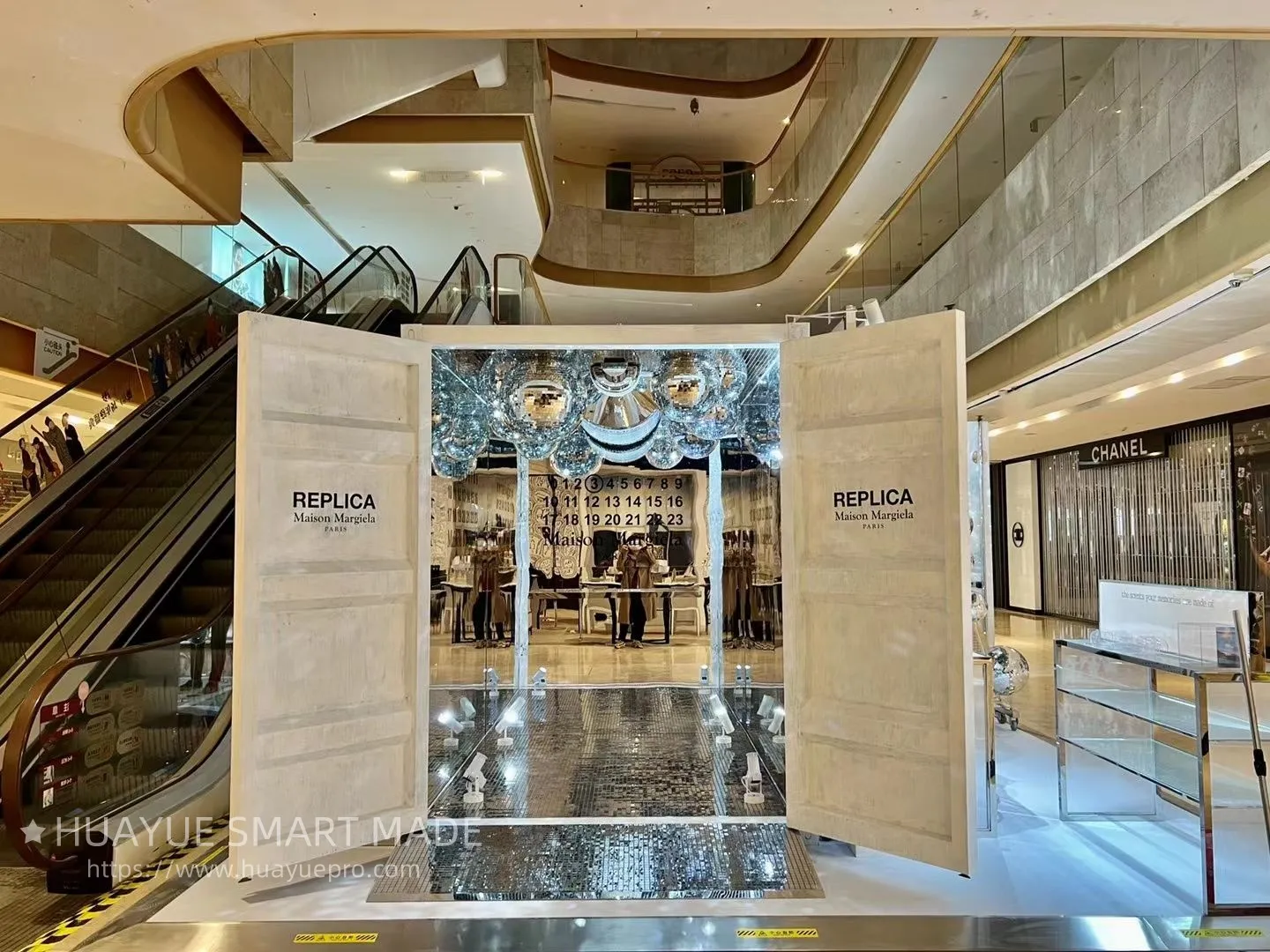 Design and installation of brand showrooms in shopping malls