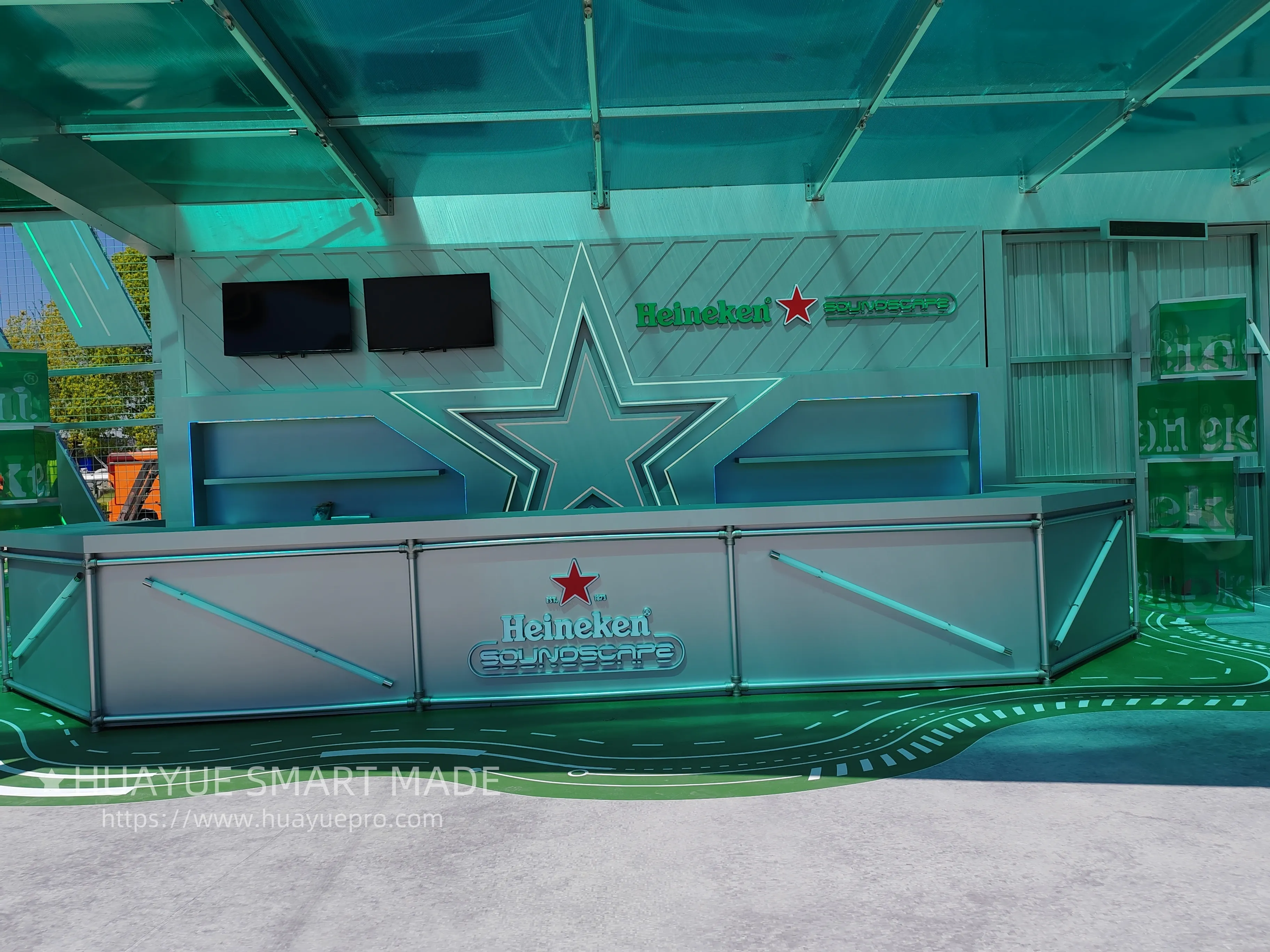 Large-scale roadshow design and installation examples