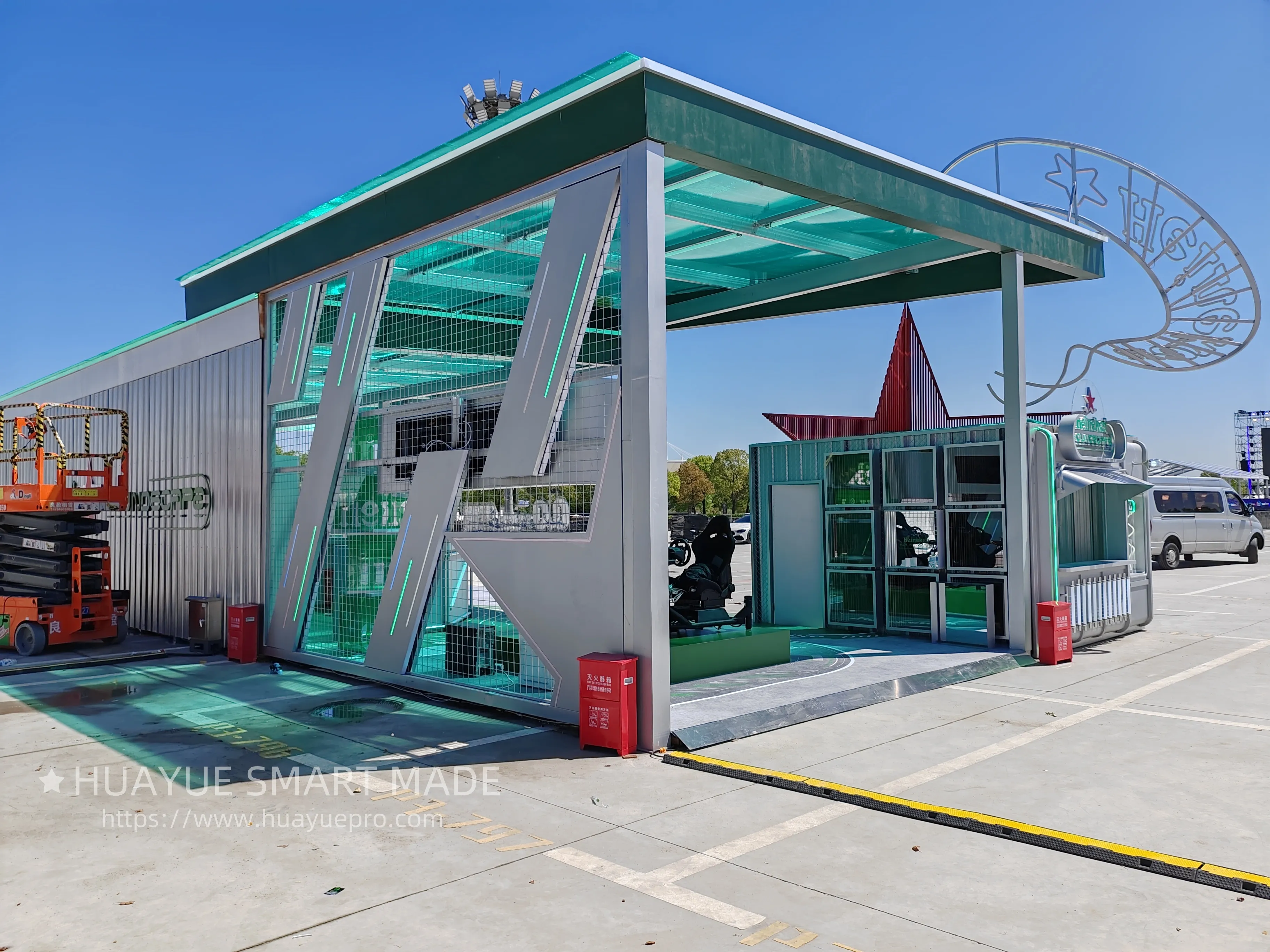 Large-scale roadshow design and installation examples
