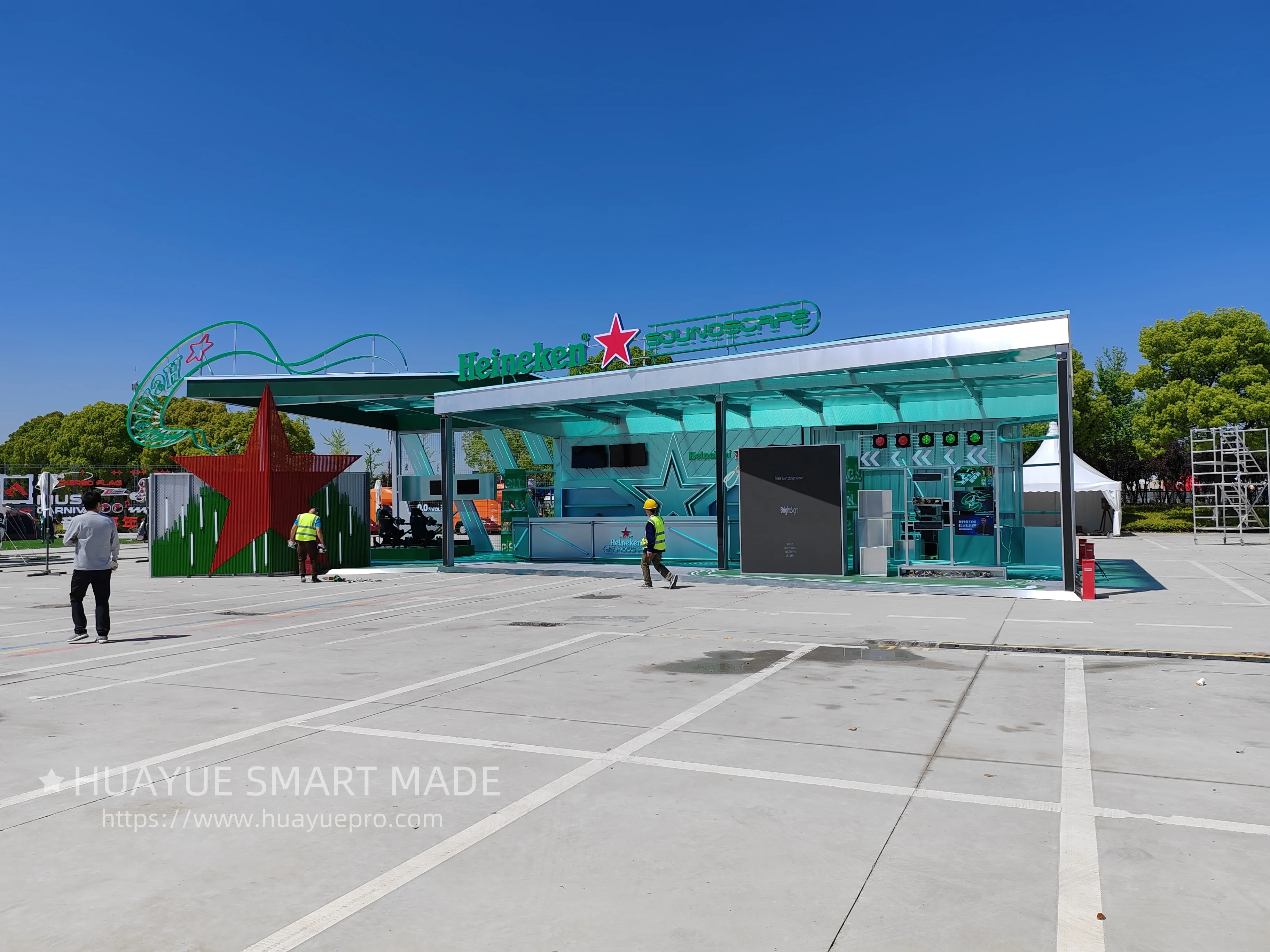 Large-scale roadshow design and installation examples