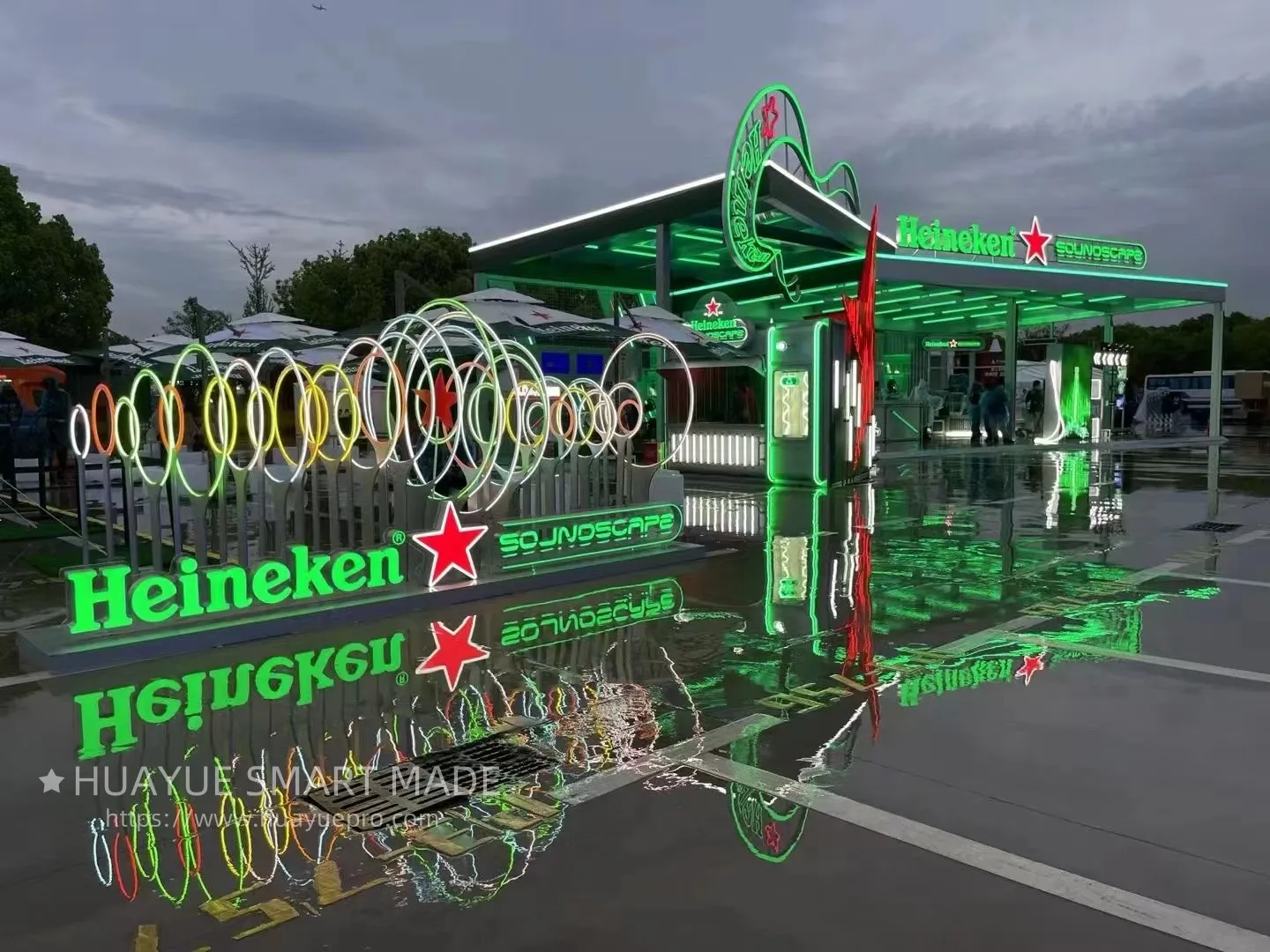 Large-scale roadshow design and installation examples
