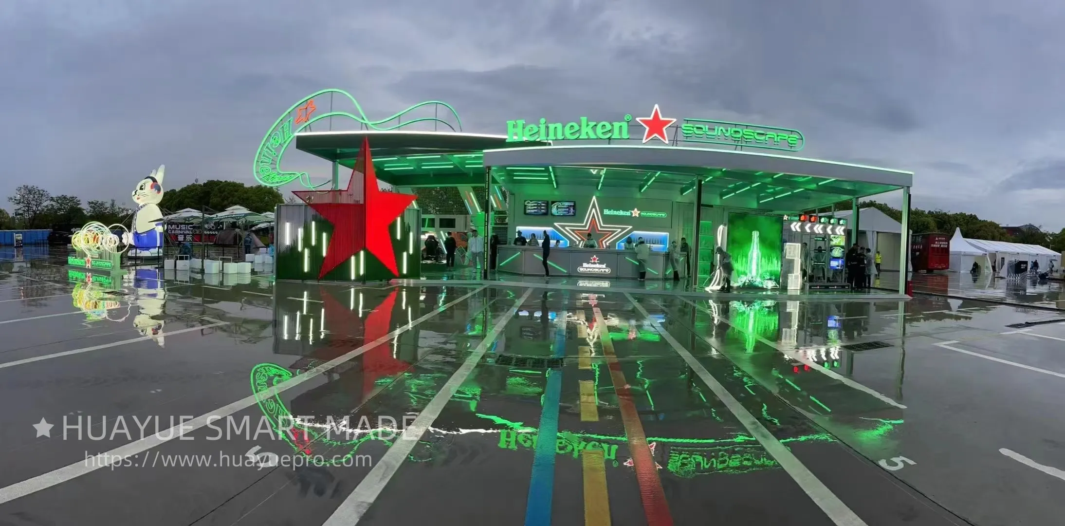 Large-scale roadshow design and installation examples