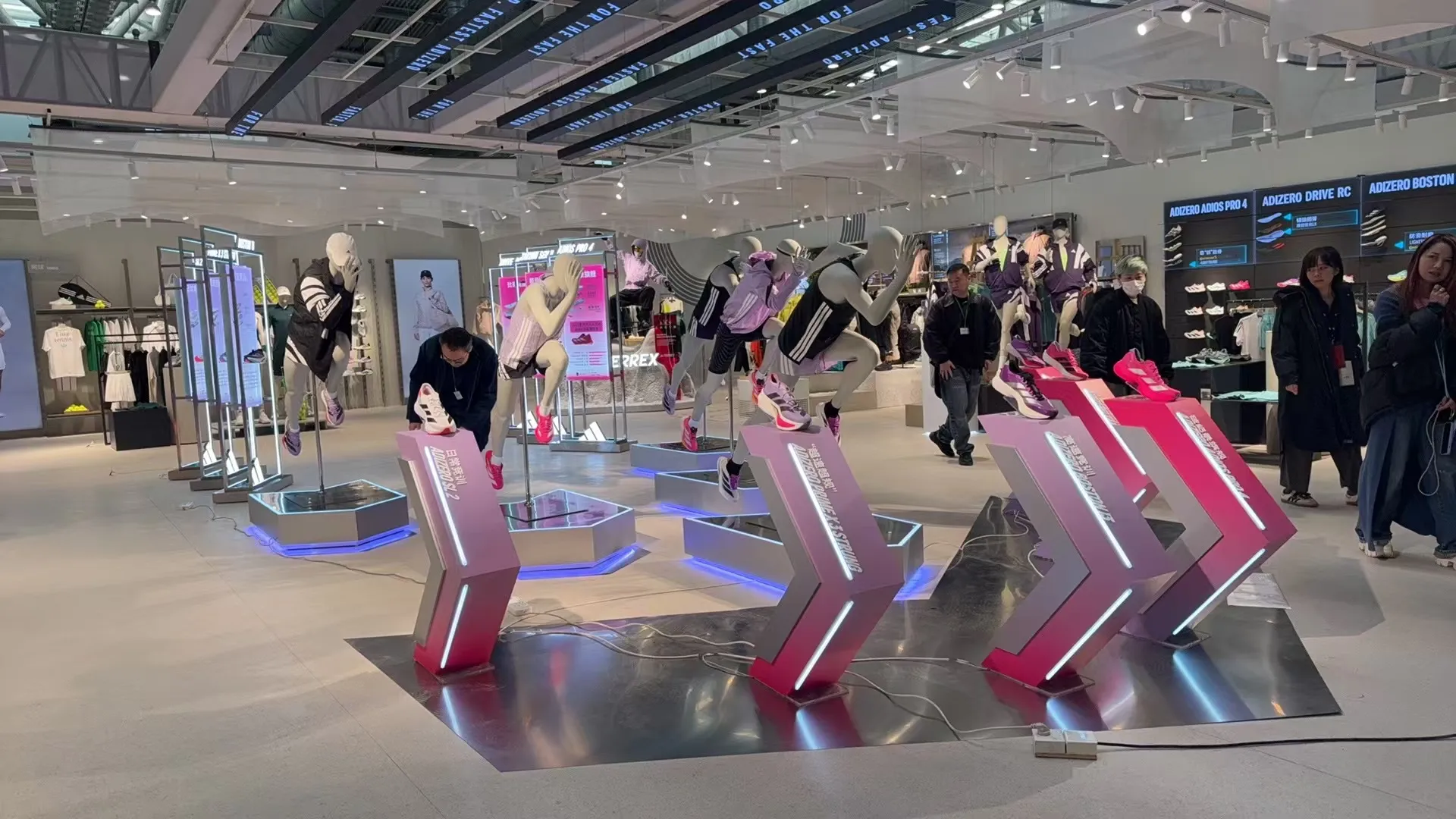 Diseño e instalación de tiendas de ropa de marca