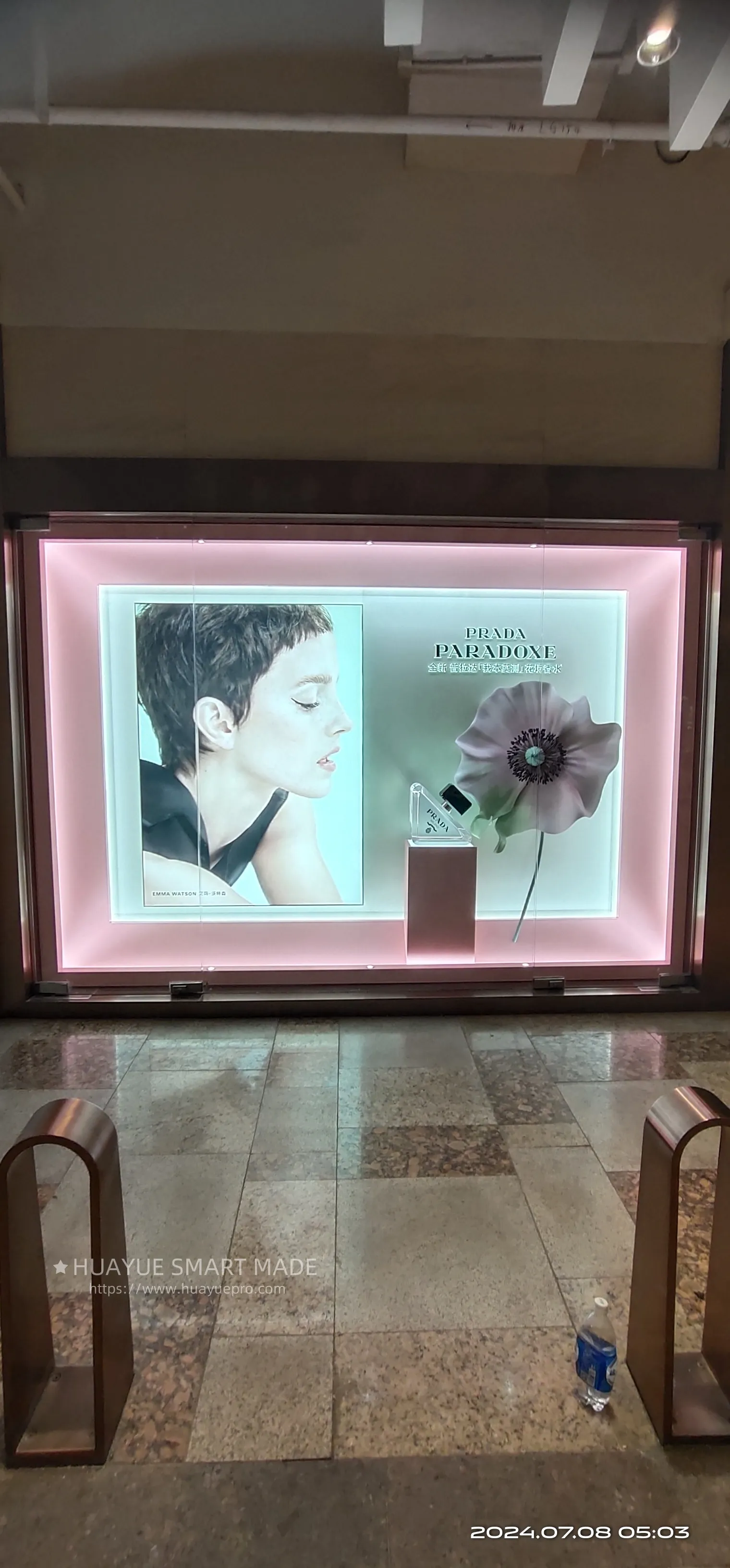 ブランドストアのウィンドウ
