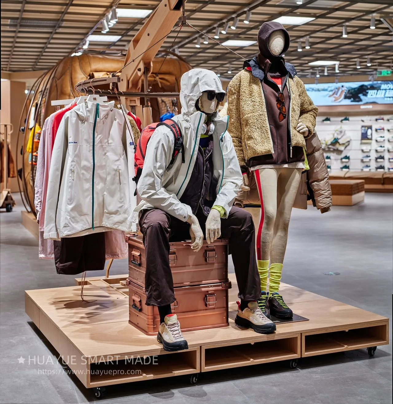 Emprender el diseño general y la instalación de varias tiendas de marcas y el diseño y producción de accesorios de exhibición de tiendas