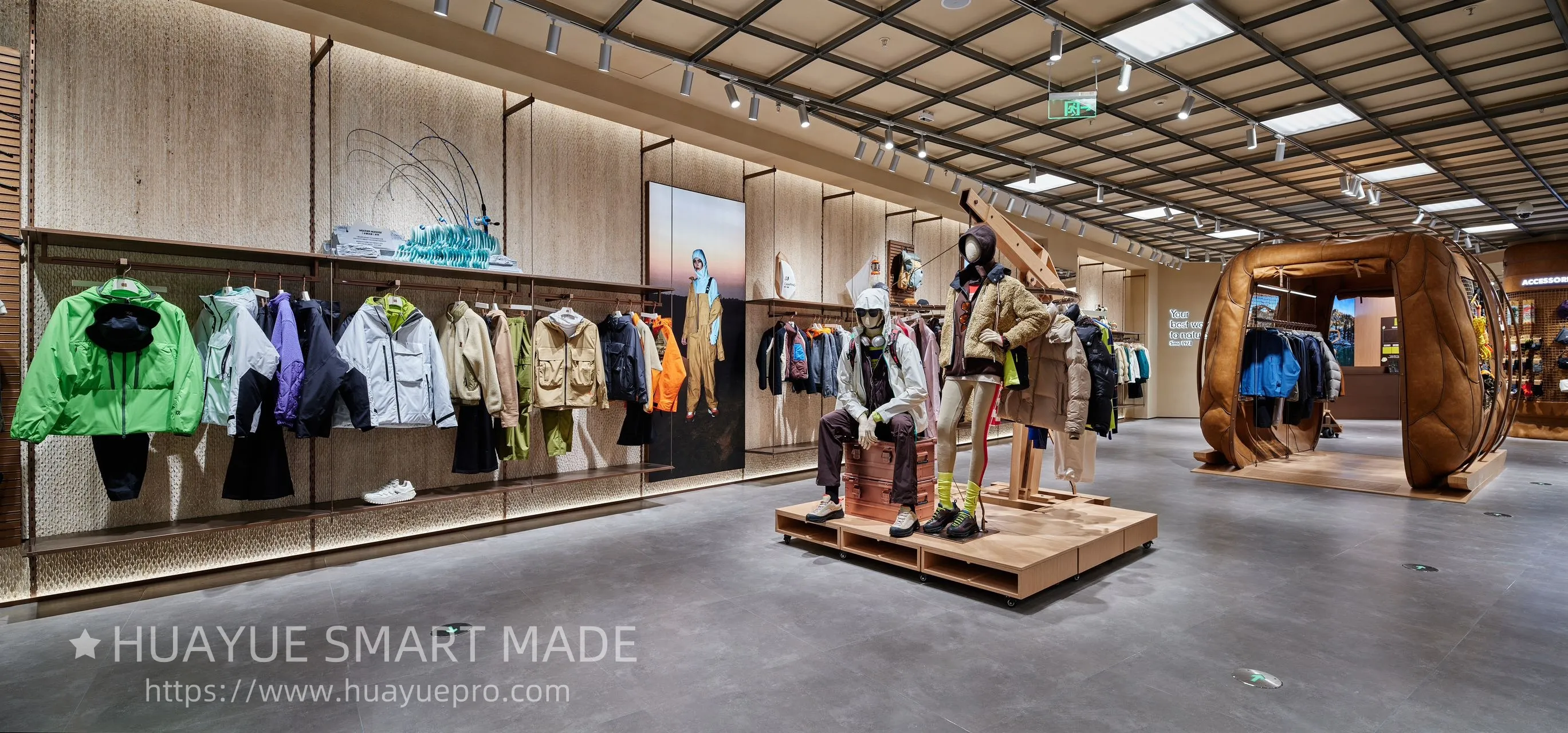 Emprender el diseño general y la instalación de varias tiendas de marcas y el diseño y producción de accesorios de exhibición de tiendas