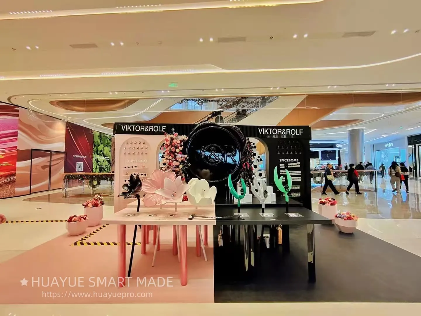 Huayue smart made Crea una experiencia emergente inmersiva para VIKTOR